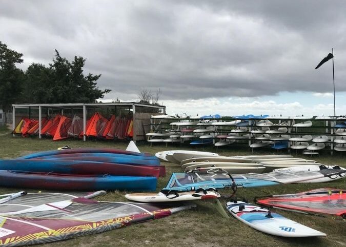 Bunte Tretboote und kleine Boote am Ufer.