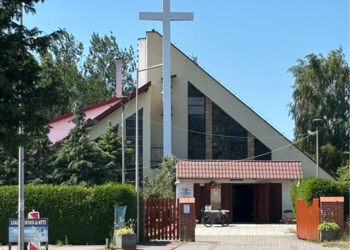 Kirche mit großem Kreuz am Eingang in Dziwnówek.