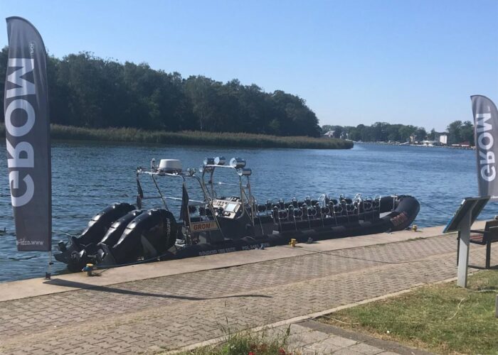 Jetskis an einem Steg an einem See.
