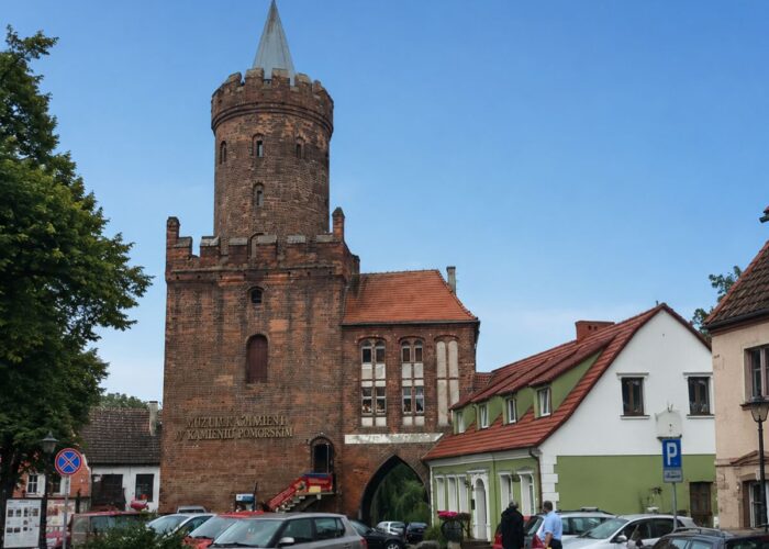 Historischer Backsteinturm mit angrenzenden Gebäuden in Kamień Pomorski.