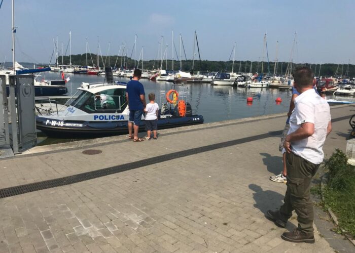 Motorboote und Besucher im Hafen von Dziwnów.